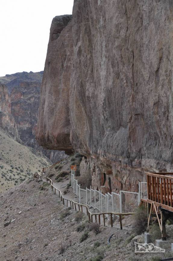 Estrutura construída para dar acesso e proteger as pinturas da Cueva de Las Manos, no sul da patagônia, na Argentina